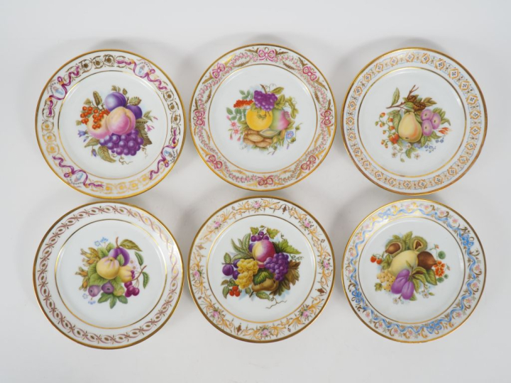 Suite de 6 assiettes à dessert en porcelaine, Epoque Restauration, à d