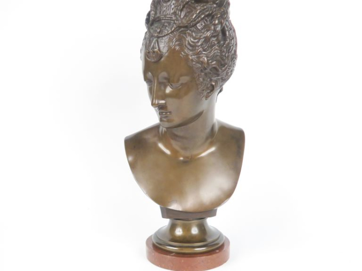 BARBEDIENNE.  « Portrait d’élégante en buste ».  Grand bronze à patine