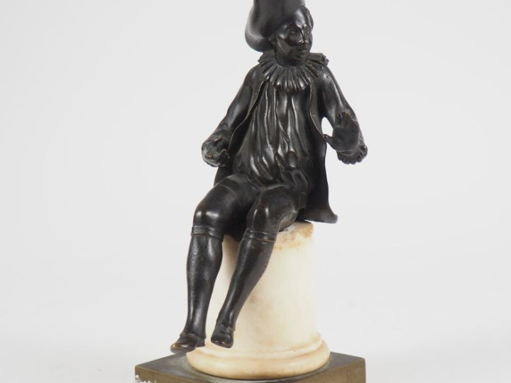 Ecole française XIXème.  "personnage en habit du XVIIIème" Sculpture e