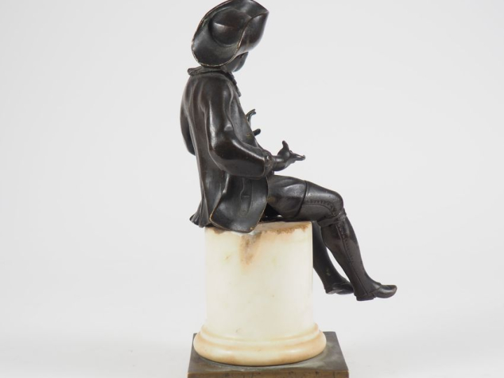 Ecole française XIXème.  "personnage en habit du XVIIIème" Sculpture e