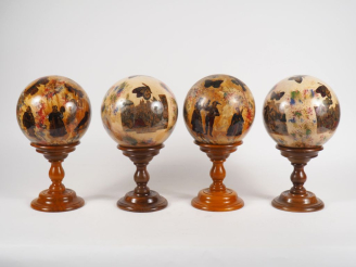 Vente aux enchères Suite de quatre boules porte perruques XIXème en verre soufflé, élégan