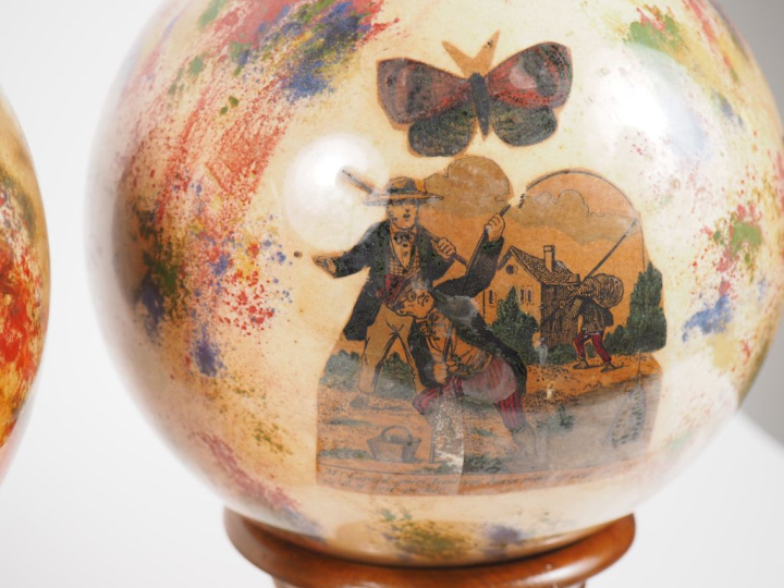 Suite de quatre boules porte perruques XIXème en verre soufflé, élégan