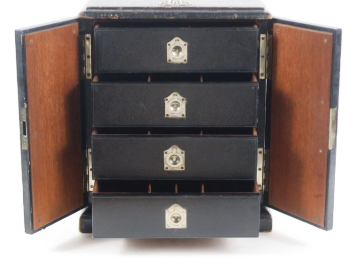 Superbe cave à cigares en acajou entièrement gainée de cuir, poignées 