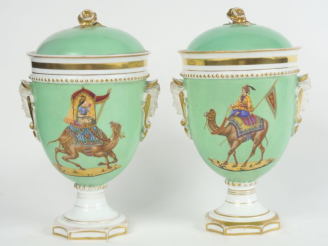 Vente aux enchères Paire de pots couverts 1900 en porcelaine polychrome, à décor de digni