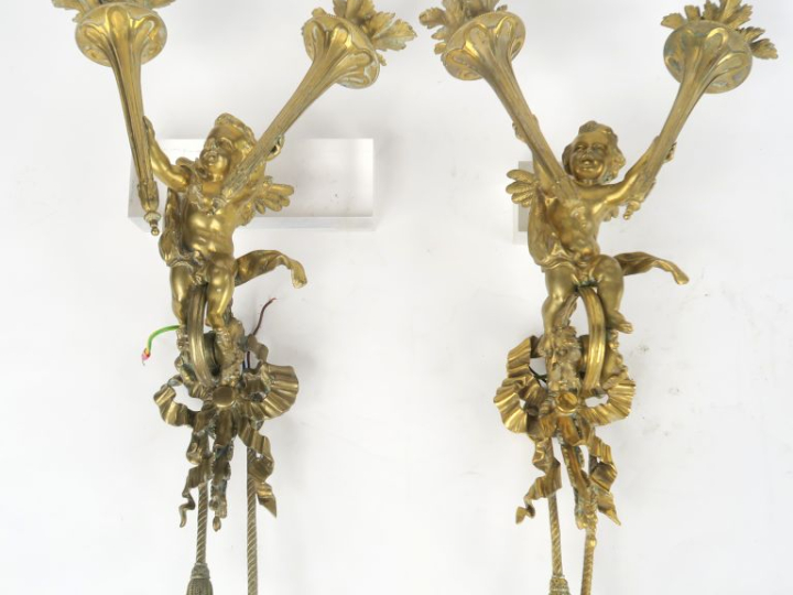 Paire d'appliques doubles de style Louis XVI en bronze à décor d'amour