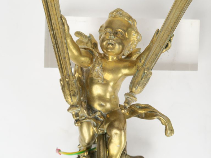 Paire d'appliques doubles de style Louis XVI en bronze à décor d'amour