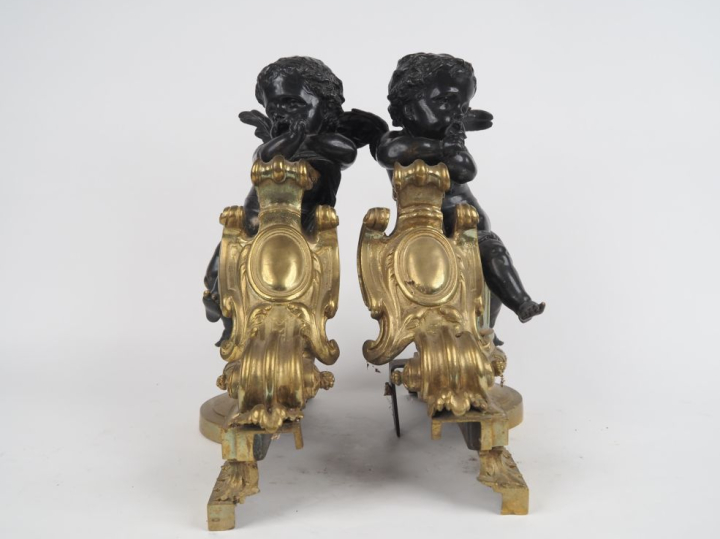 Paire de feux de cheminée XIXème de style Louis XVI en bronze à patine