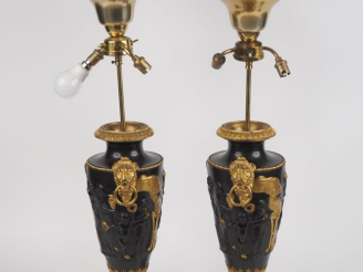 Vente aux enchères Paire d'urnes XIXème en bronze patiné, ciselé et doré, à décor en lége