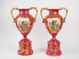 Vente aux enchères Paire de vases à anses XIXème en faience fine à décor polychrome dans 