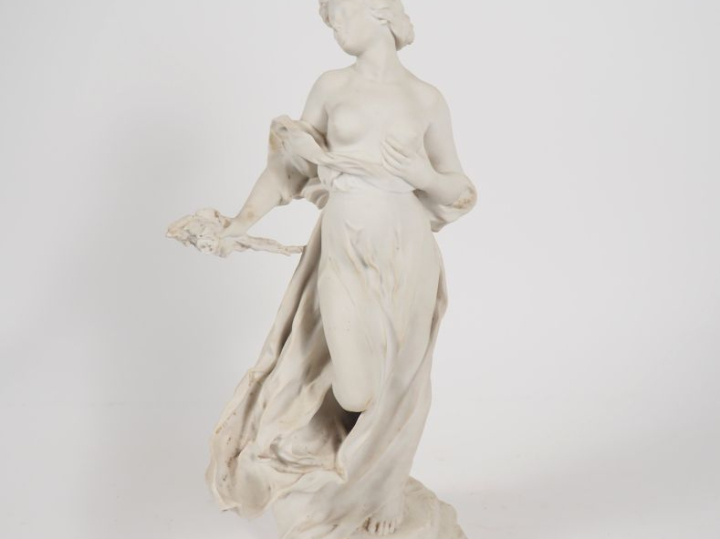 F. CHARPENTIER.  Sujet 1900 en biscuit de Sèvres "jeune femme en buste