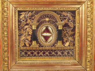 Vente aux enchères Reliquaire XIXème en paperolle, en forme d'autel de style Empire, dans