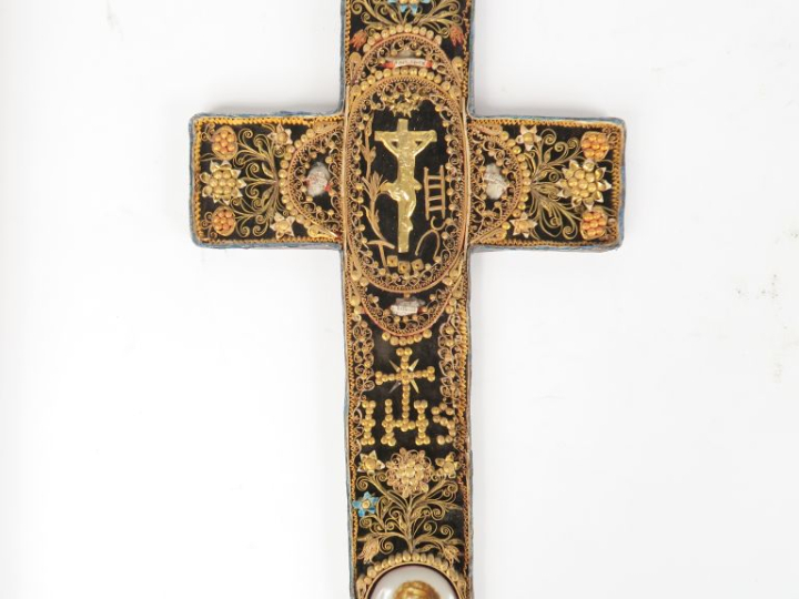 Reliquaire XIXèm en paperolle et carton mâché, en forme de crucifix or