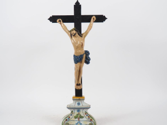 Vente aux enchères Crucifix en faience polychrome XIXème, socle à décor de fleurs et de f
