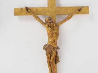 Vente aux enchères Crucifix de style Louis XV en bois doré.  Dim. 63 x 40 cm