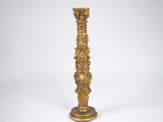 Vente aux enchères Colonne de style composite XVIIIème en bois sculpté et doré, à décor d