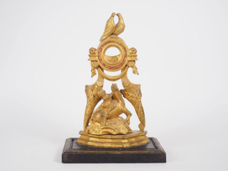 Vente aux enchères Porte montre de style Louis XVI en bois sculpté et doré, à décor d'ois