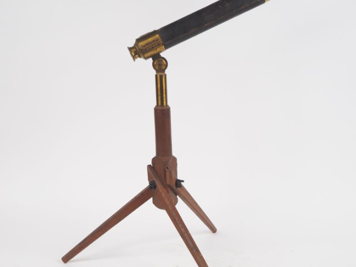 Lunette astronomique en cuir et laiton, sur un piétement tripode, marq