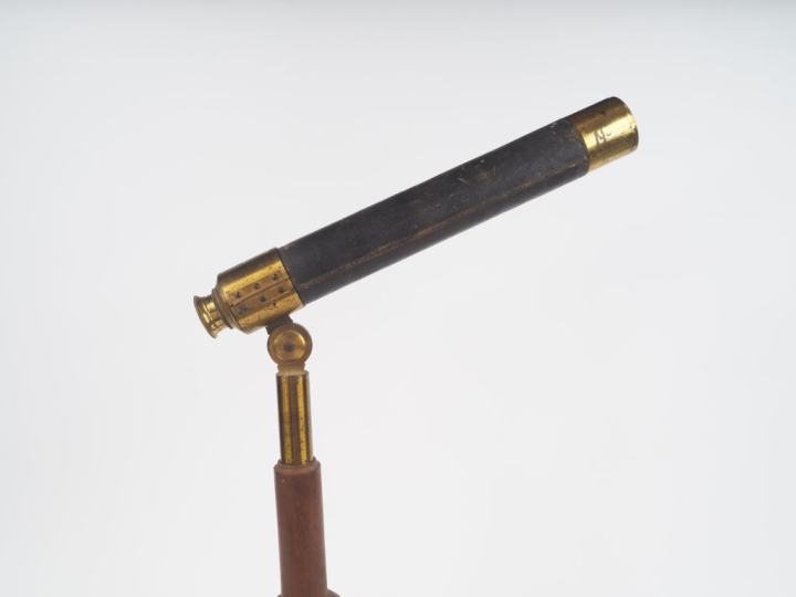 Lunette astronomique en cuir et laiton, sur un piétement tripode, marq