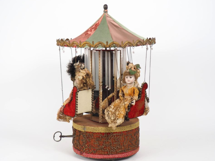 Automate traditionnel fabriqué par Michel Marcu.  Manège mécanique ave