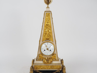 Vente aux enchères Superbe pendule fin XVIIIème début XIXème en forme d'obélisque en marb