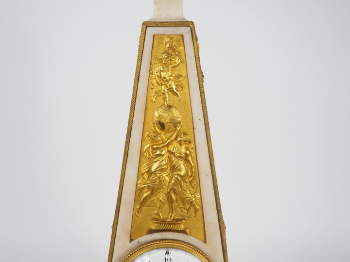 Superbe pendule fin XVIIIème début XIXème en forme d'obélisque en marb