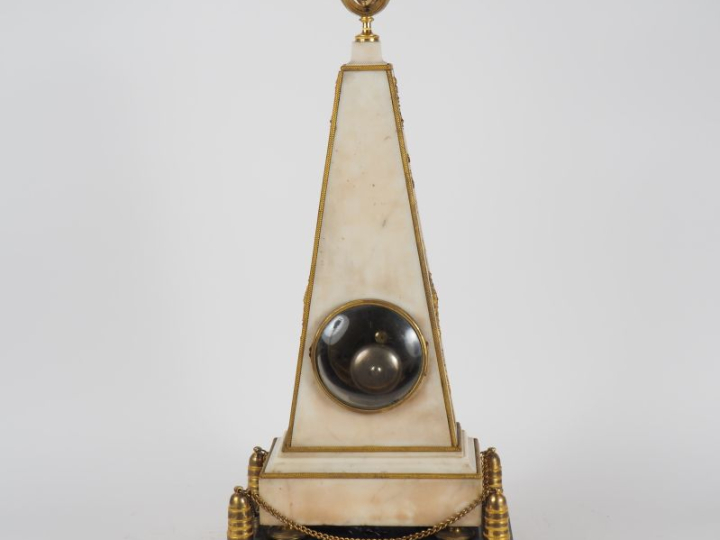Superbe pendule fin XVIIIème début XIXème en forme d'obélisque en marb