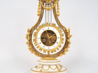 Vente aux enchères Pendule lyre squelette Louis XVI en bronze ciselé et doré (à deux tons