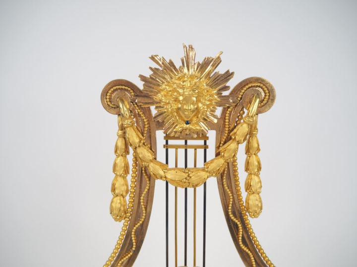 Pendule lyre squelette Louis XVI en bronze ciselé et doré (à deux tons