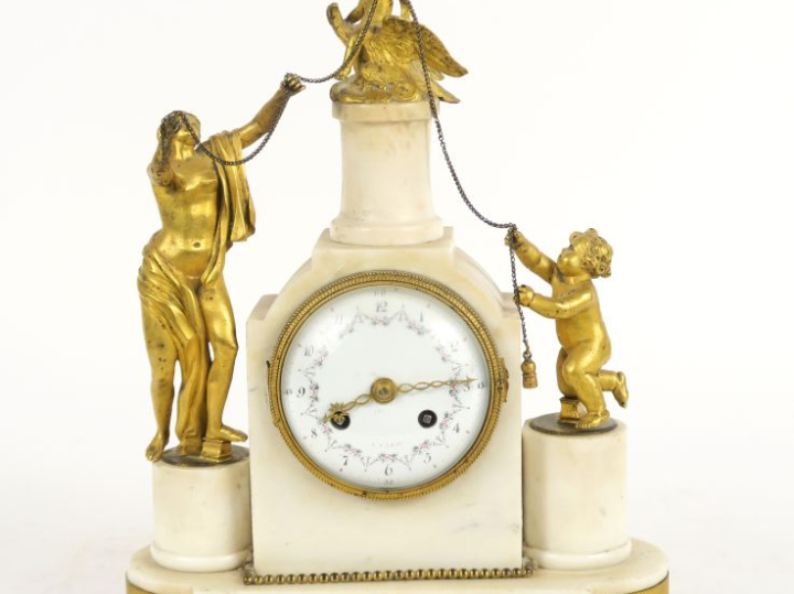 Pendule fin XVIIIème début XIXème en marbre blanc et bronze doré, à dé