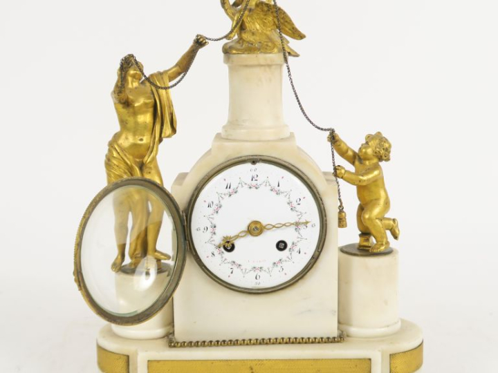 Pendule fin XVIIIème début XIXème en marbre blanc et bronze doré, à dé