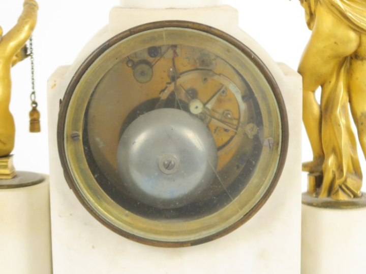 Pendule fin XVIIIème début XIXème en marbre blanc et bronze doré, à dé