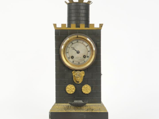 Vente aux enchères Pendule borne automate Restauration en bronze, patiné vert et doré en 