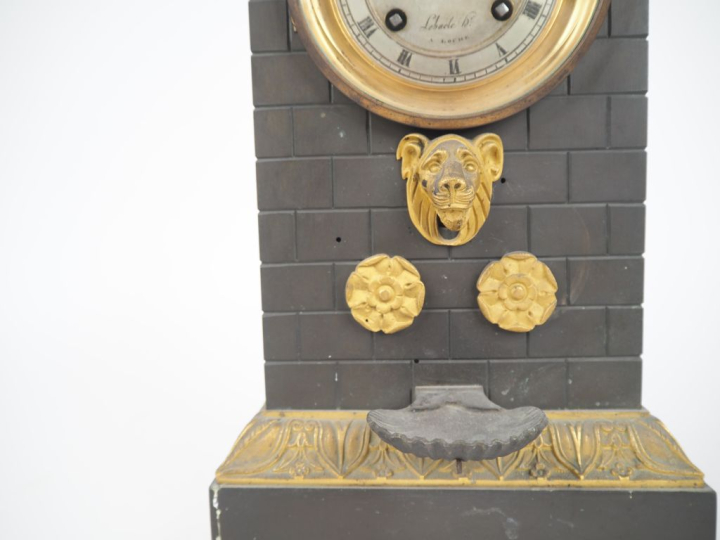 Pendule borne automate Restauration en bronze, patiné vert et doré en 