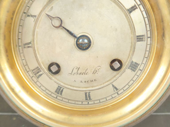 Pendule borne automate Restauration en bronze, patiné vert et doré en 