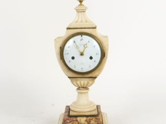 Vente aux enchères Pendule Empire en albâtre et marbre, en forme d'urne signée Lepaute à 