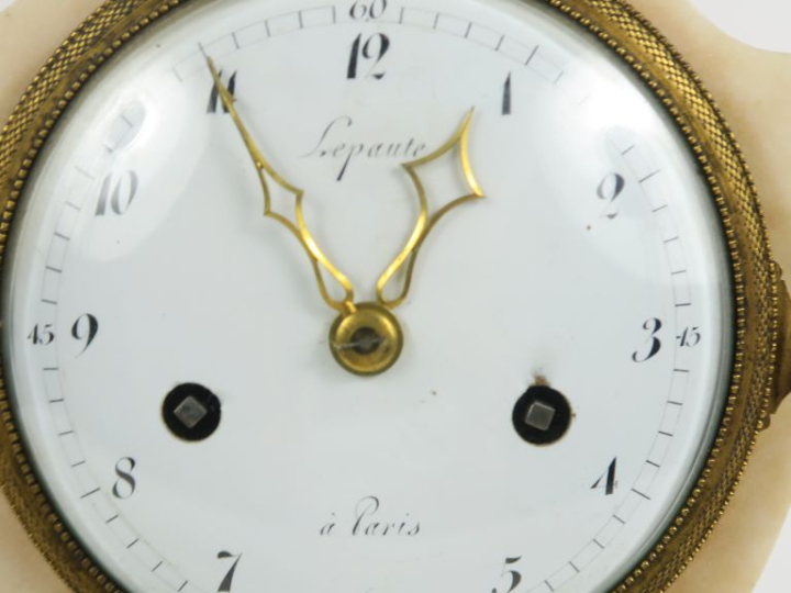 Pendule Empire en albâtre et marbre, en forme d'urne signée Lepaute à 