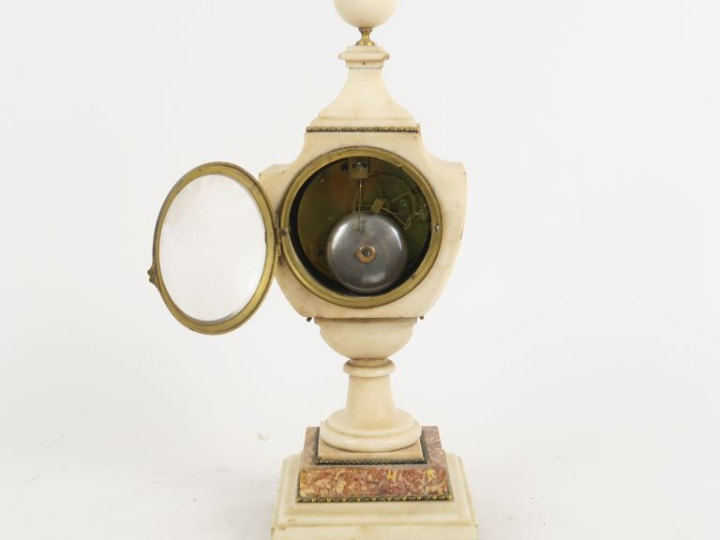 Pendule Empire en albâtre et marbre, en forme d'urne signée Lepaute à 