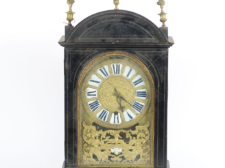 Vente aux enchères Cartel Régence en placage d'ébène fileté de laiton et bronze, cadran e