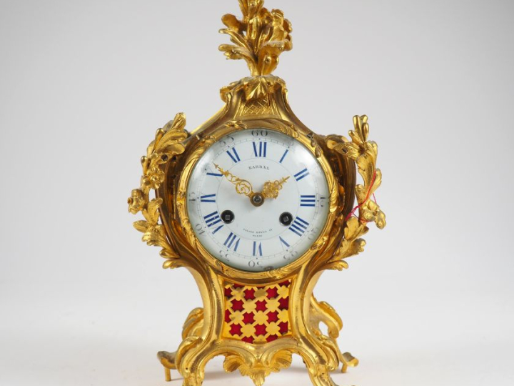 Cartel d'alcove de style Louis XV en bronze doré, à décor de fleurs, d