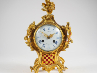 Vente aux enchères Cartel d'alcove de style Louis XV en bronze doré, à décor de fleurs, d