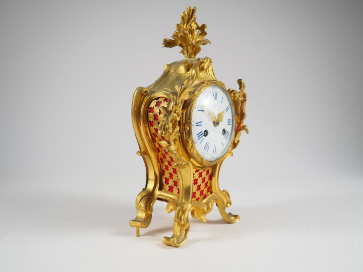 Cartel d'alcove de style Louis XV en bronze doré, à décor de fleurs, d