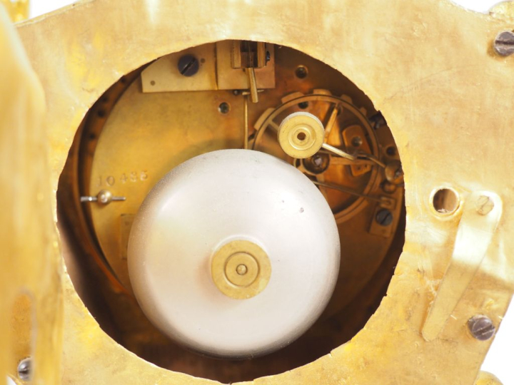 Cartel d'alcove de style Louis XV en bronze doré, à décor de fleurs, d