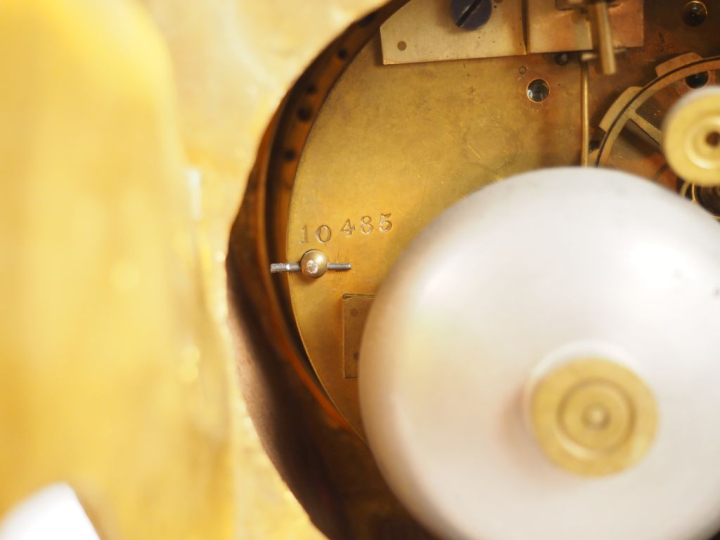 Cartel d'alcove de style Louis XV en bronze doré, à décor de fleurs, d