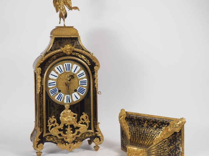 Cartel Régence en marqueterie Boulle écaille brune et bronze doré, à d