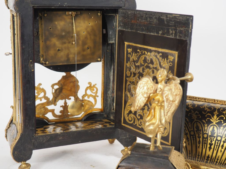 Cartel Régence en marqueterie Boulle écaille brune et bronze doré, à d