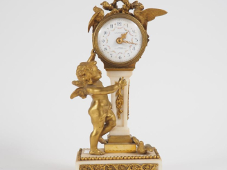 Vente aux enchères Pendulette d'alcove de style Louis XVI en marbre blanc et bronze doré,