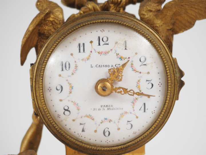 Pendulette d'alcove de style Louis XVI en marbre blanc et bronze doré,