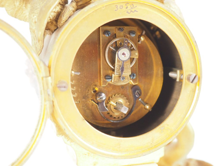 Pendulette d'alcove de style Louis XVI en marbre blanc et bronze doré,