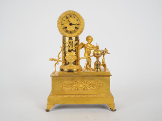 Vente aux enchères Pendule début XIXème en bronze doré, à décor d'une allégorie de l'amou