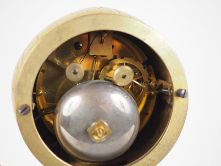 Pendule début XIXème en bronze doré, à décor d'une allégorie de l'amou